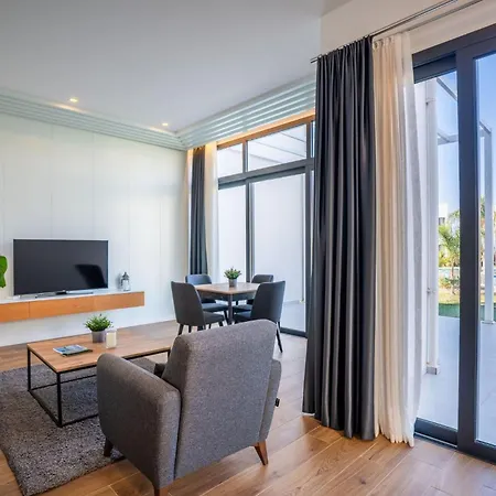 Apartament Charming And Beautifully Furnished With Direct Poolside Access