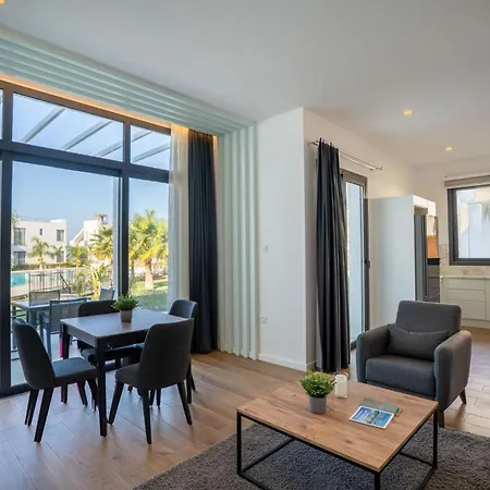 Charming And Beautifully Furnished With Direct Poolside Access Apartament Agios Nikolaos (Famagusta)