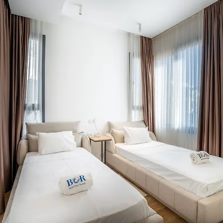 Charming And Beautifully Furnished With Direct Poolside Access *