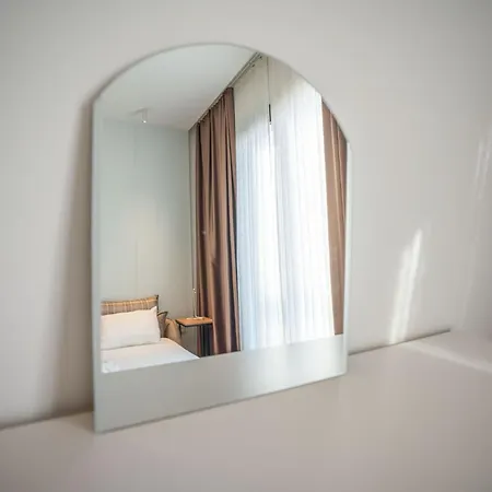 Charming And Beautifully Furnished With Direct Poolside Access Apartament