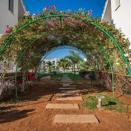 Charming And Beautifully Furnished With Direct Poolside Access Apartament