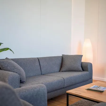Apartament Charming And Beautifully Furnished With Direct Poolside Access *
