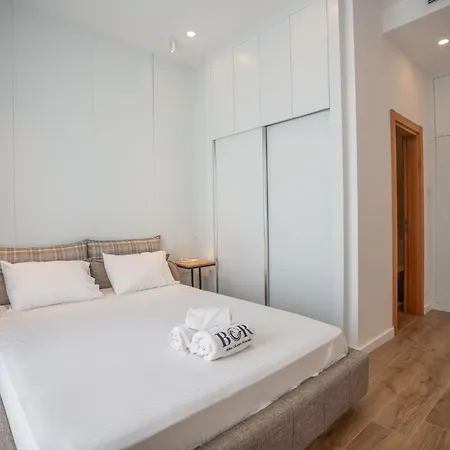 Charming And Beautifully Furnished With Direct Poolside Access Apartament