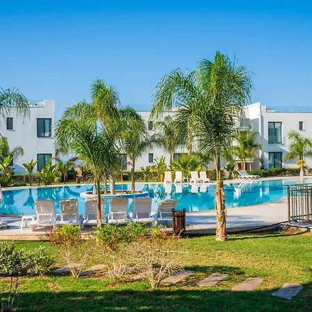 Charming And Beautifully Furnished With Direct Poolside Access Apartment