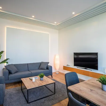 Charming And Beautifully Furnished With Direct Poolside Access Apartment *