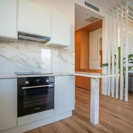 Charming And Beautifully Furnished With Direct Poolside Access *