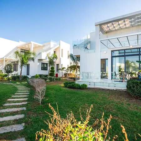 Charming And Beautifully Furnished With Direct Poolside Access