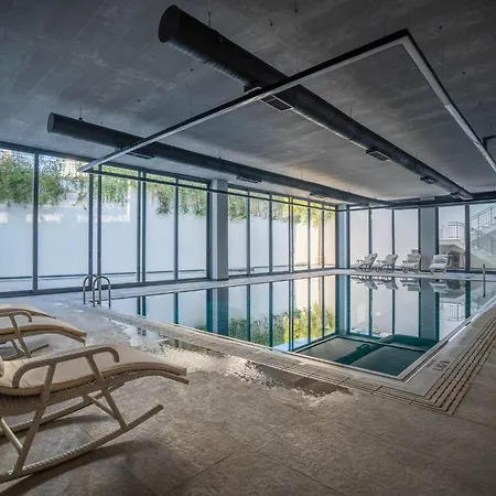 Charming And Beautifully Furnished With Direct Poolside Access Apartment *