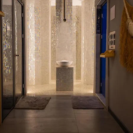 Charming And Beautifully Furnished With Direct Poolside Access