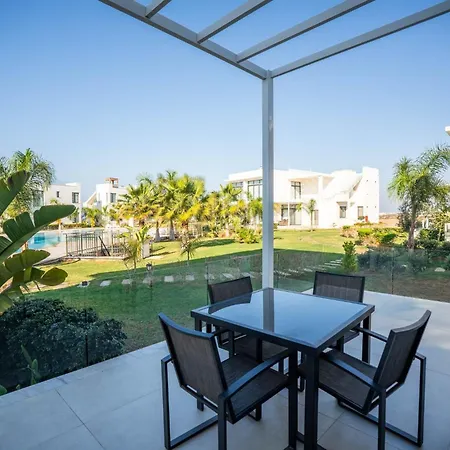 Charming And Beautifully Furnished With Direct Poolside Access Apartment