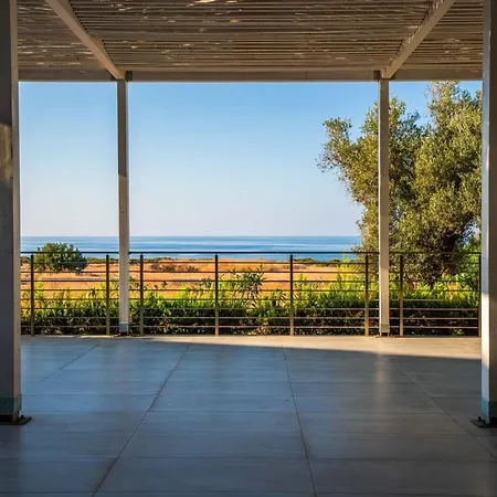 Apartment Charming And Beautifully Furnished With Direct Poolside Access