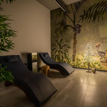 Apartment Charming And Beautifully Furnished With Direct Poolside Access *