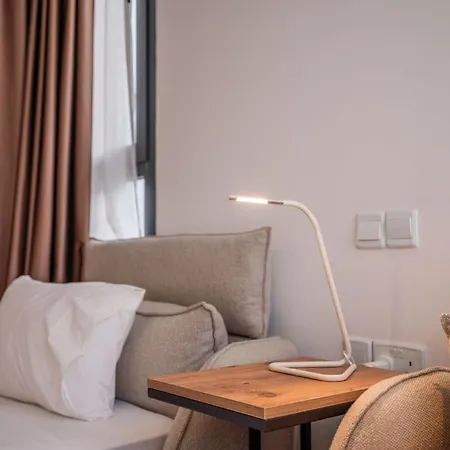 Charming And Beautifully Furnished With Direct Poolside Access Apartment *