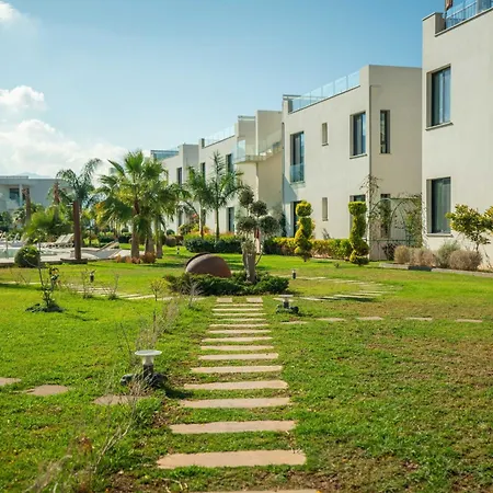 Apartment Charming And Beautifully Furnished With Direct Poolside Access *