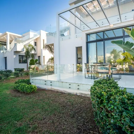 Charming And Beautifully Furnished With Direct Poolside Access