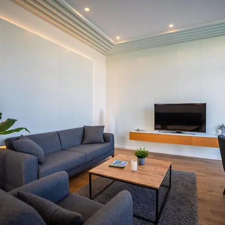 Charming And Beautifully Furnished With Direct Poolside Access *