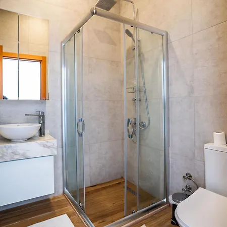 Apartment Charming And Beautifully Furnished With Direct Poolside Access